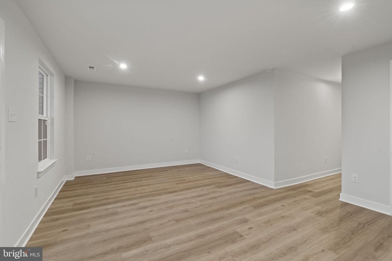 208 Freedom Way - Photo 4 of 34