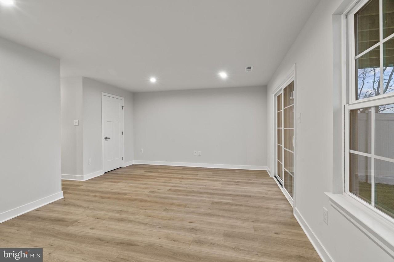 208 Freedom Way - Photo 5 of 34