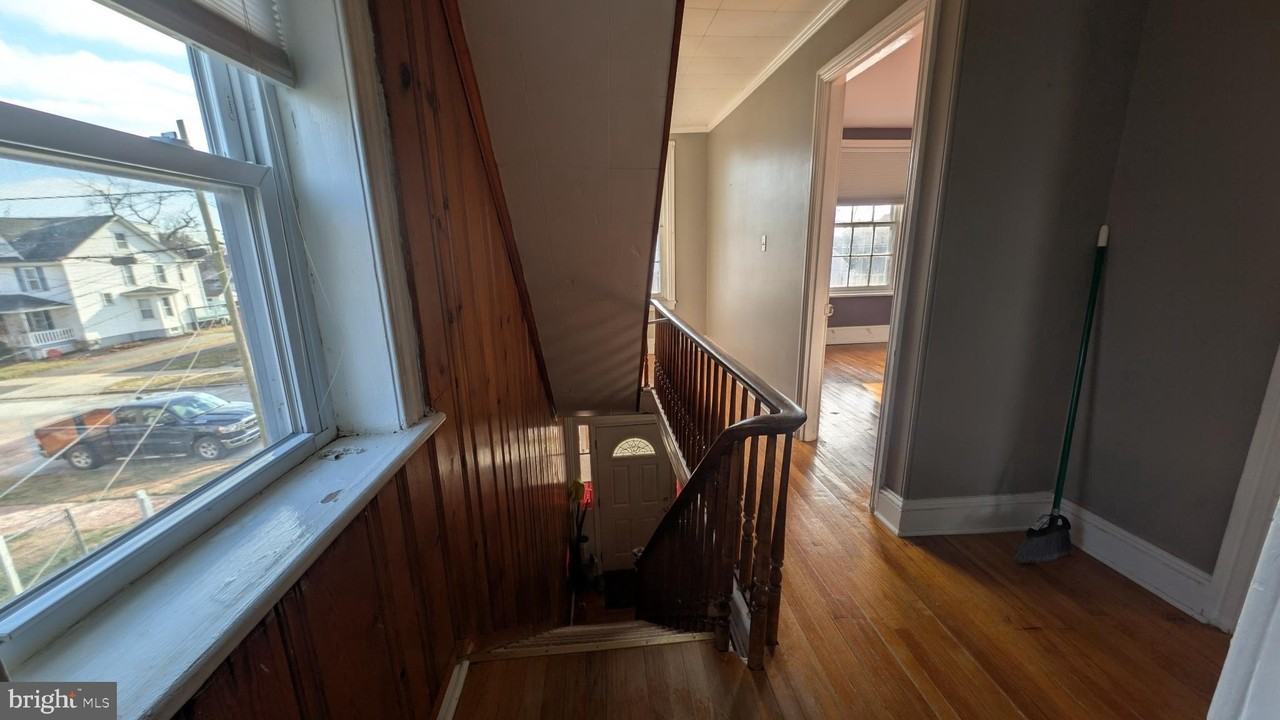 421 Broad St - Photo 4 of 11