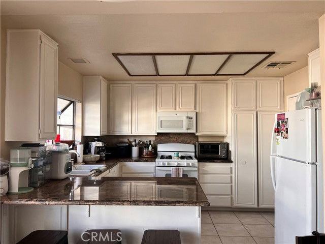 547 W Avenue Q10 - Photo 3 of 4