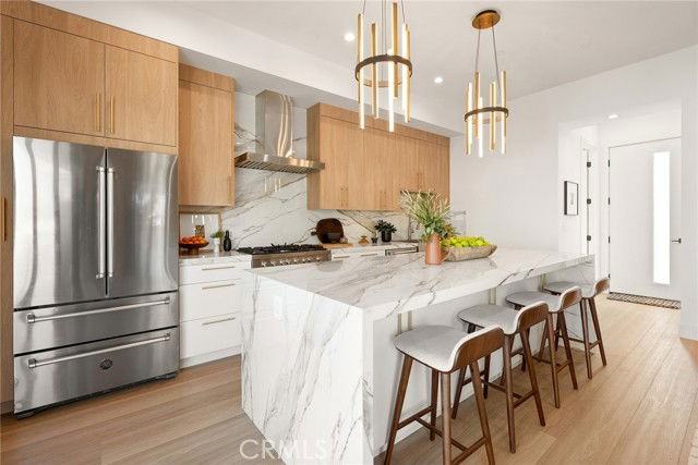 11024 Oxnard St - Photo 3 of 8