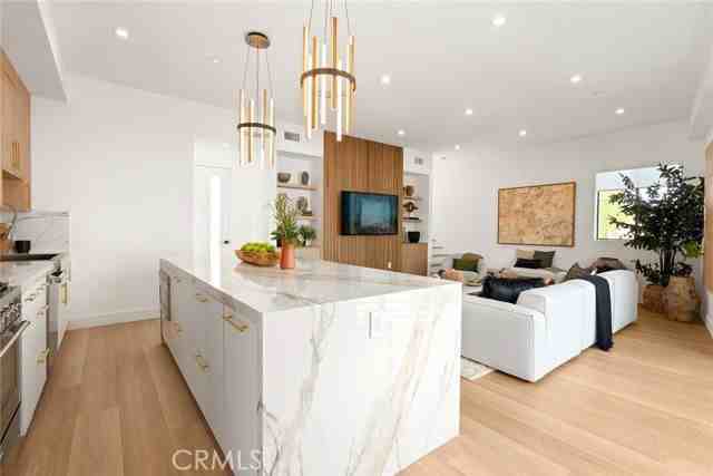 11024 Oxnard St - Photo 4 of 8