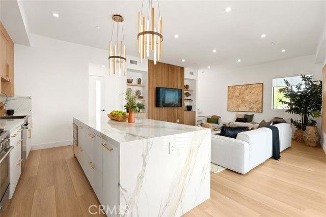 11024 Oxnard St - Photo 5 of 8