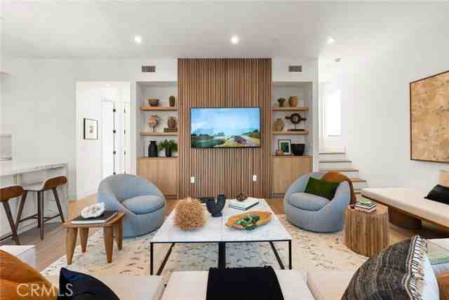 11024 Oxnard St - Photo 7 of 8