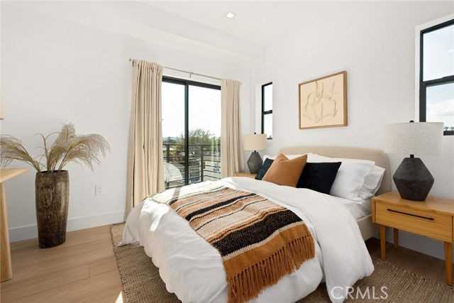 11028 Oxnard St - Photo 3 of 8