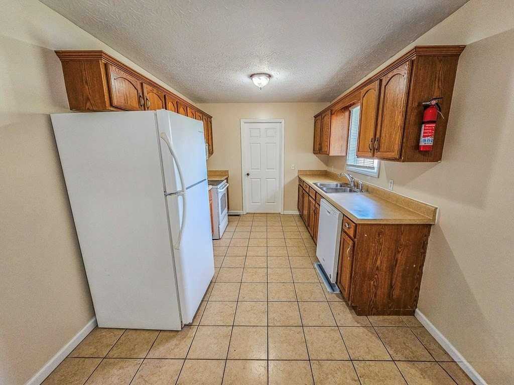 200 Bryant Ave - Photo 7 of 14