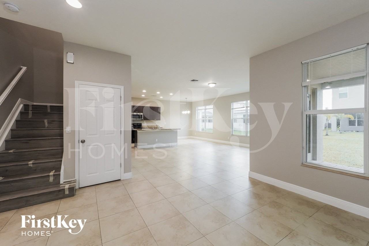 1183 Nw Leonardo Cir - Photo 3 of 15