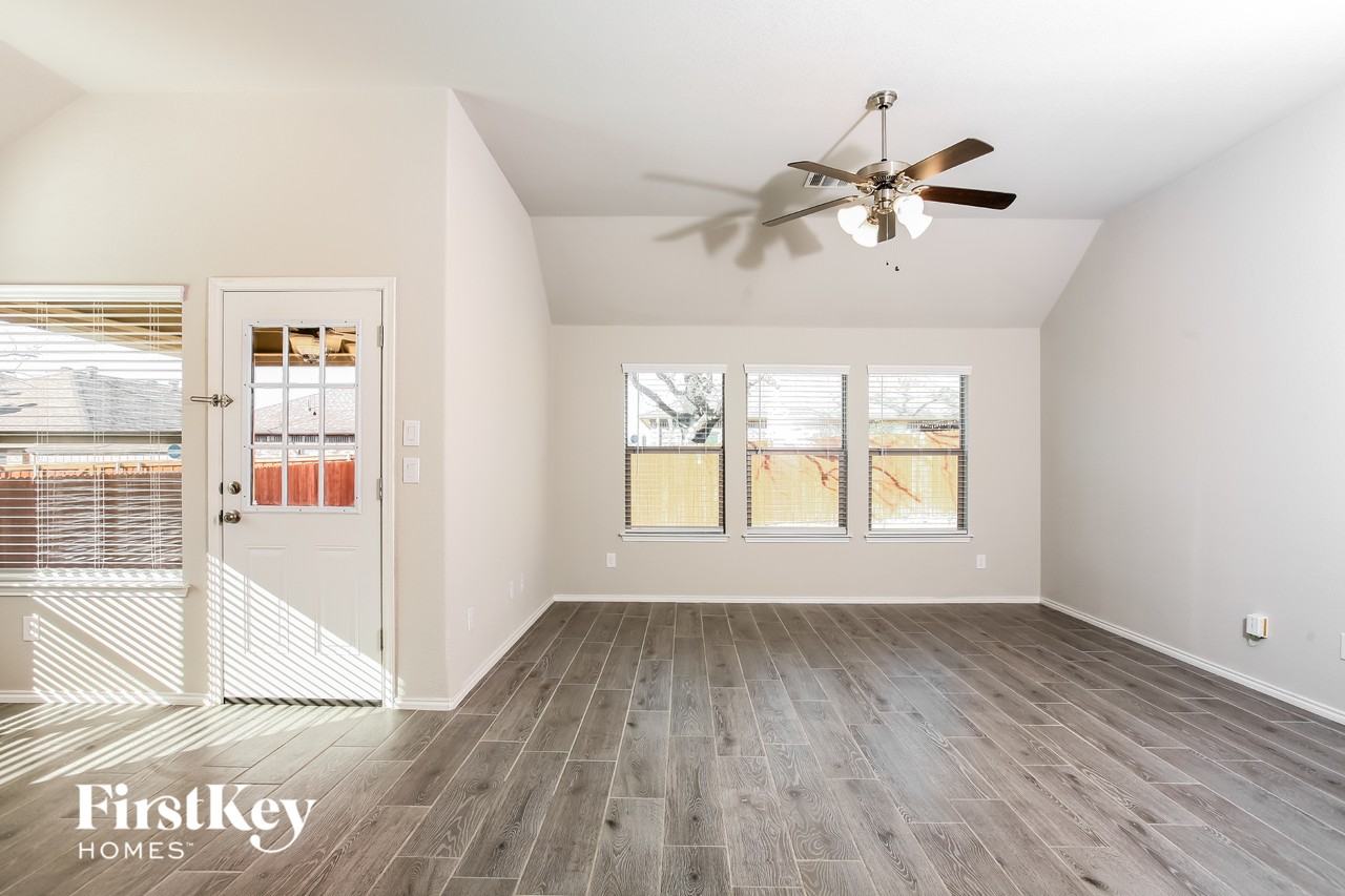 1020 Deer Valley Dr - Photo 3 of 15