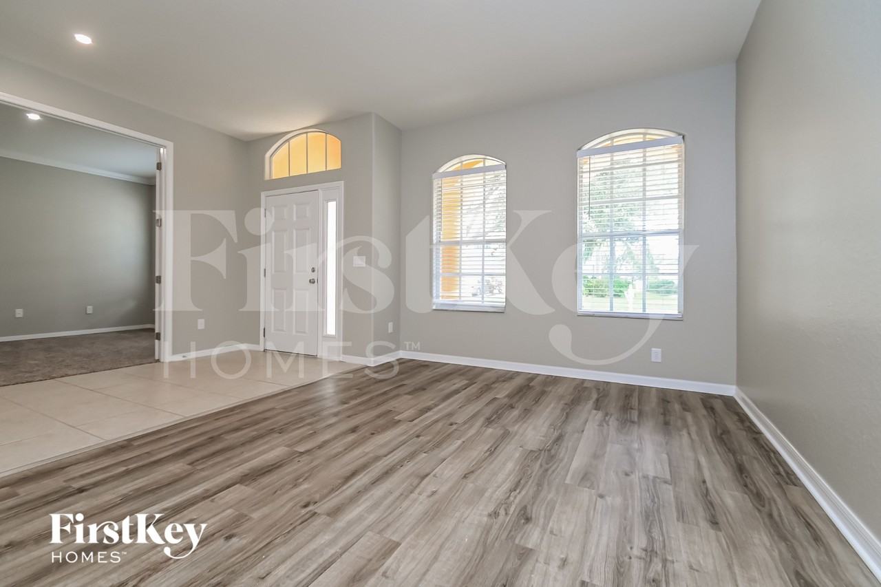 9070 Pinebreeze Dr - Photo 2 of 15