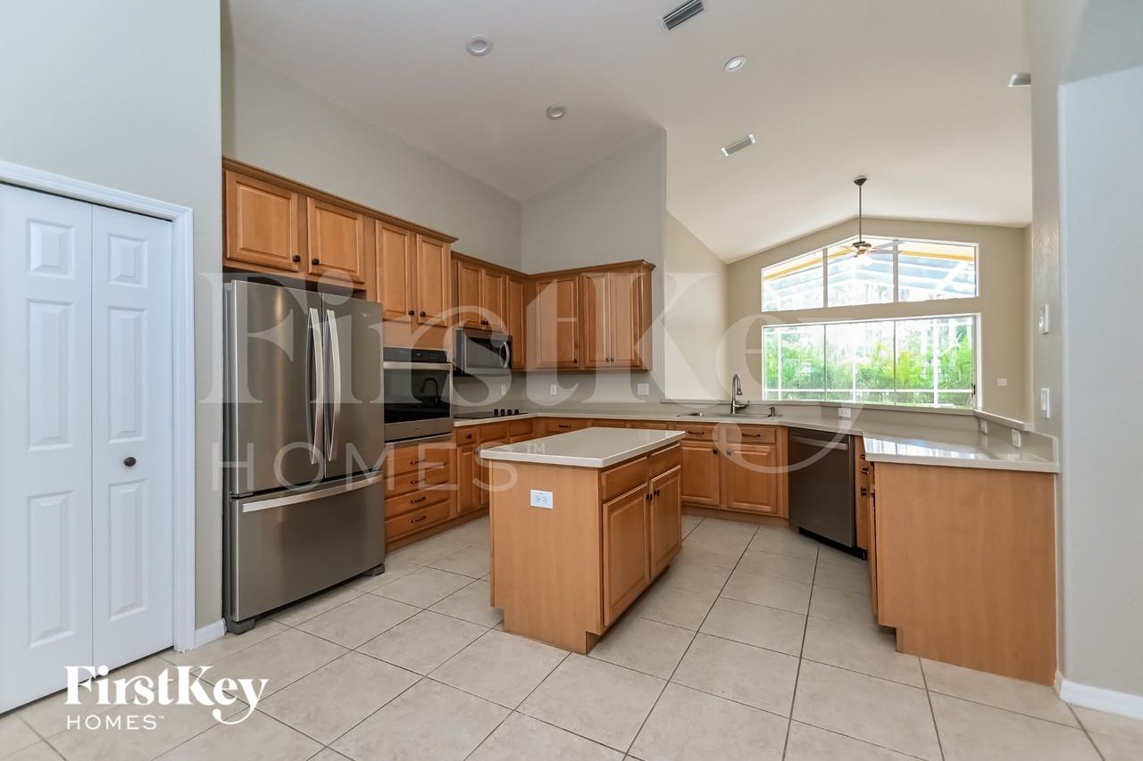 9070 Pinebreeze Dr - Photo 4 of 15