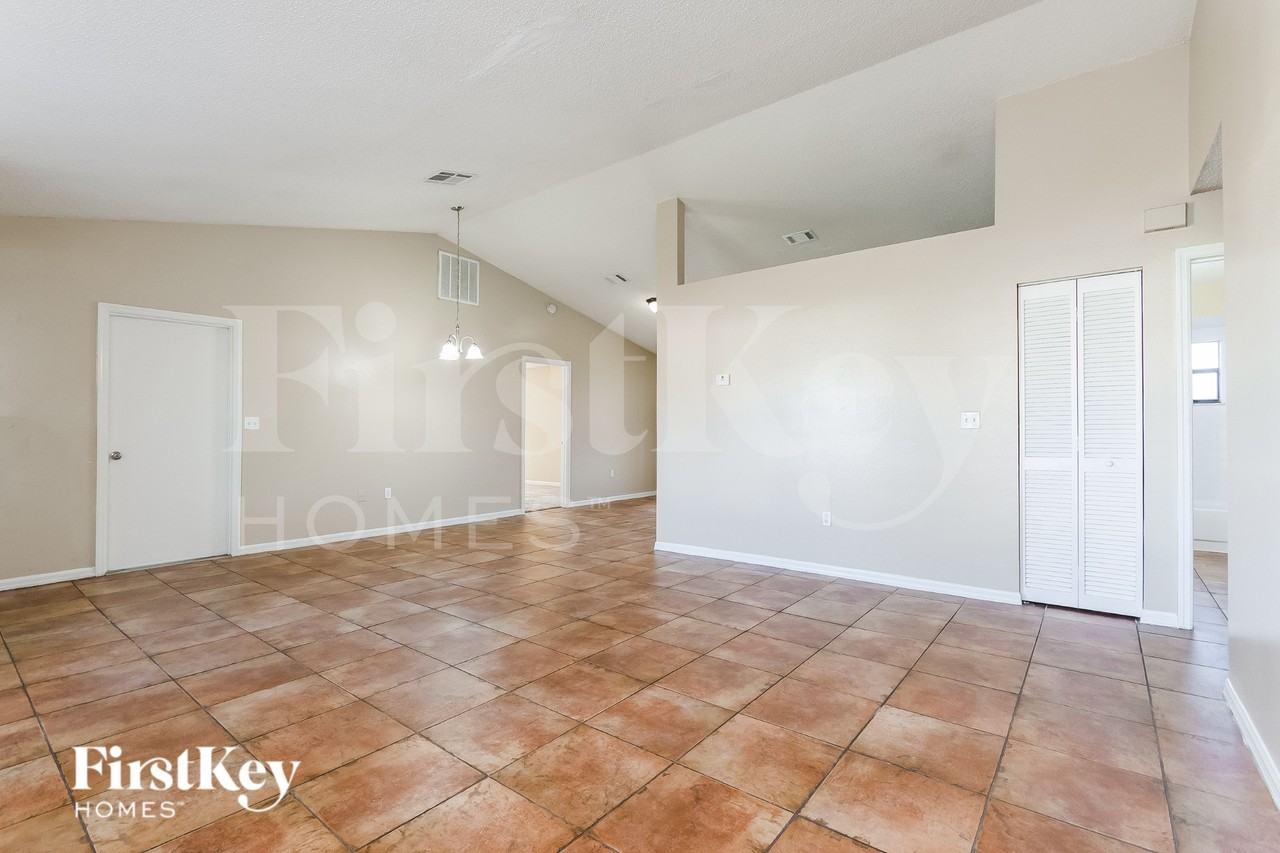 708 Dromedary Dr - Photo 5 of 17