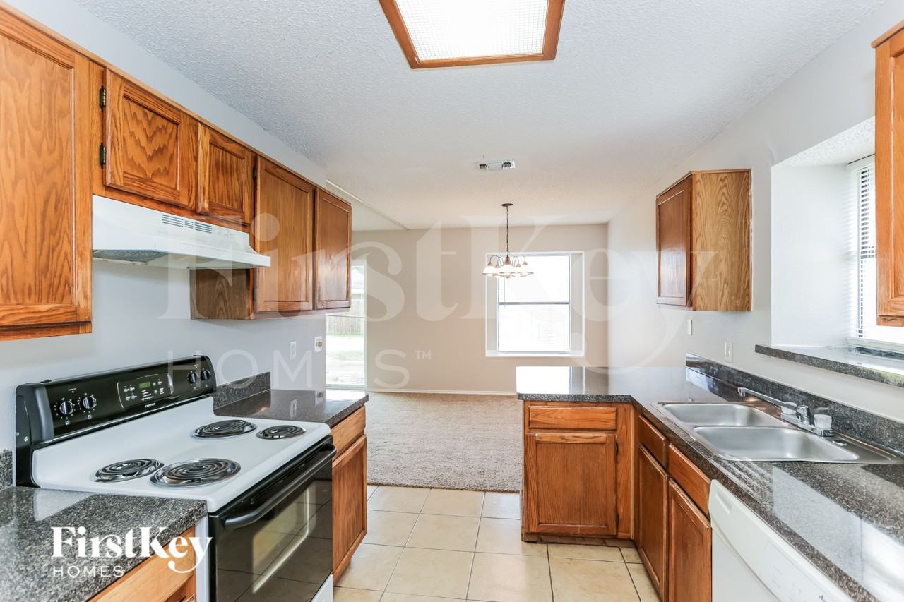 6505 Pilgrim Ln - Photo 7 of 16