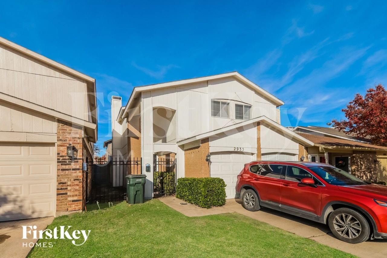 2933 Southern Cross Dr - Photo 2 of 16