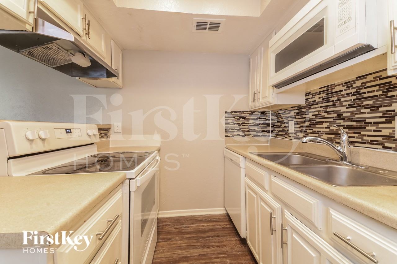 2933 Southern Cross Dr - Photo 6 of 16