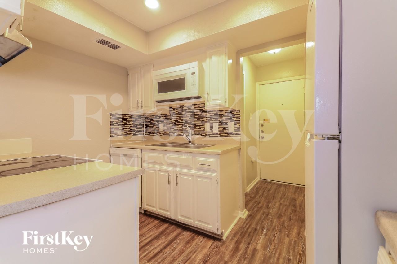 2933 Southern Cross Dr - Photo 7 of 16