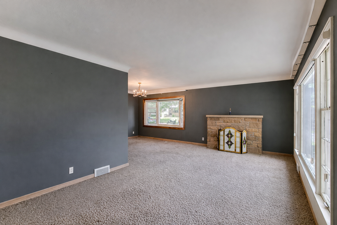 2177 Scheffer Ave - Photo 4 of 14