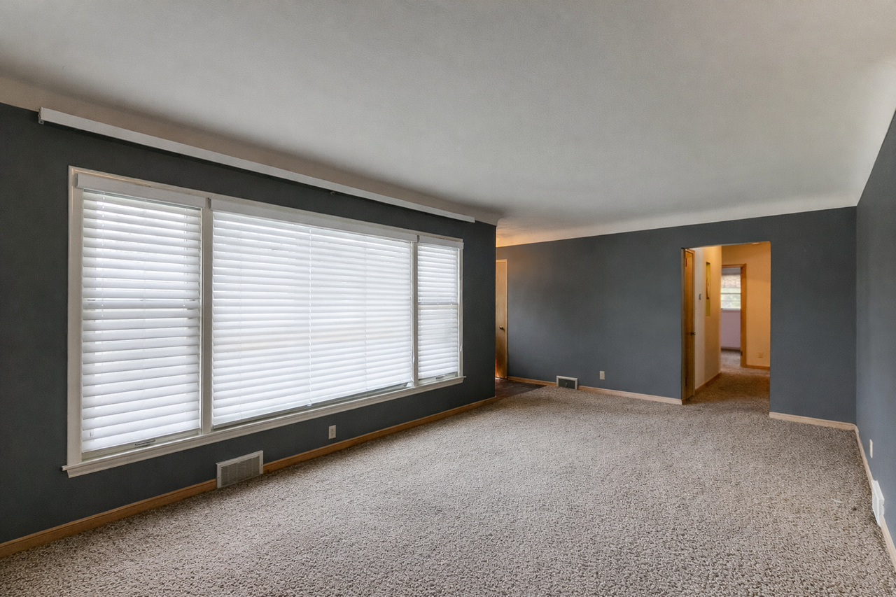 2177 Scheffer Ave - Photo 5 of 14