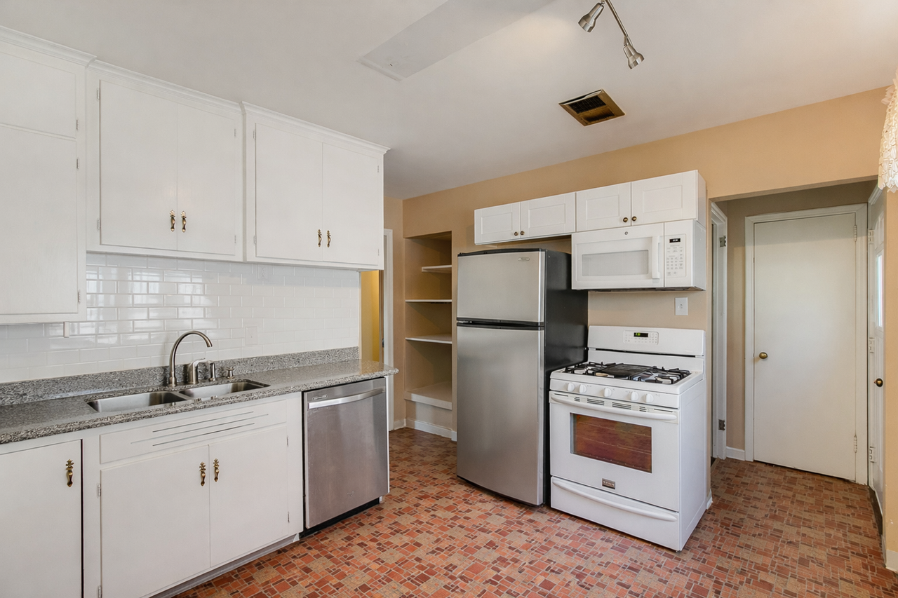 2177 Scheffer Ave - Photo 6 of 14