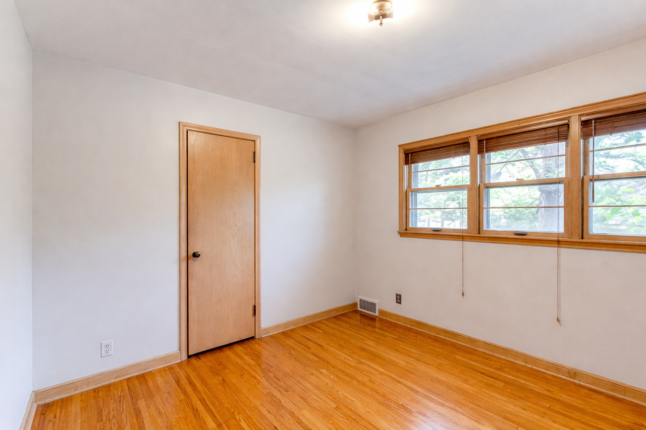 2177 Scheffer Ave - Photo 7 of 14