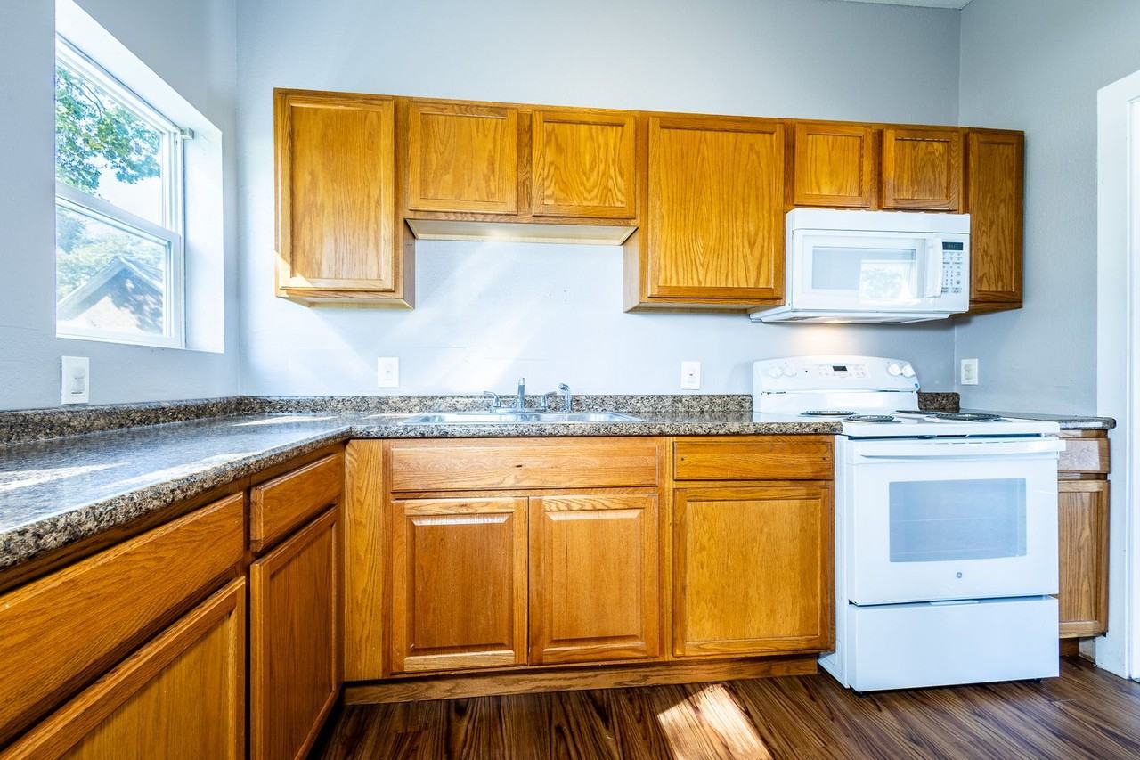 621 Mill St - Photo 6 of 11