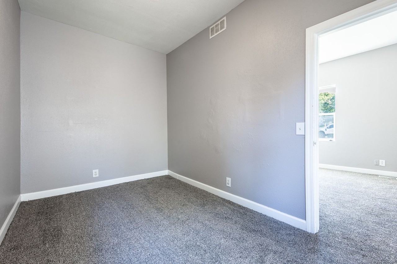 621 Mill St - Photo 7 of 11