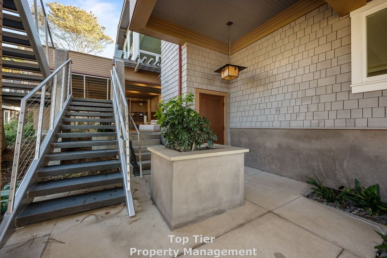 2045 Seaview Ave - Photo 5 of 39