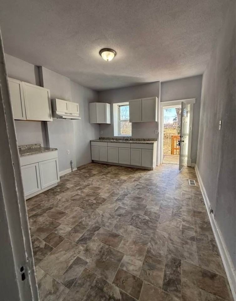 1343 Walton Ave - Photo 7 of 35