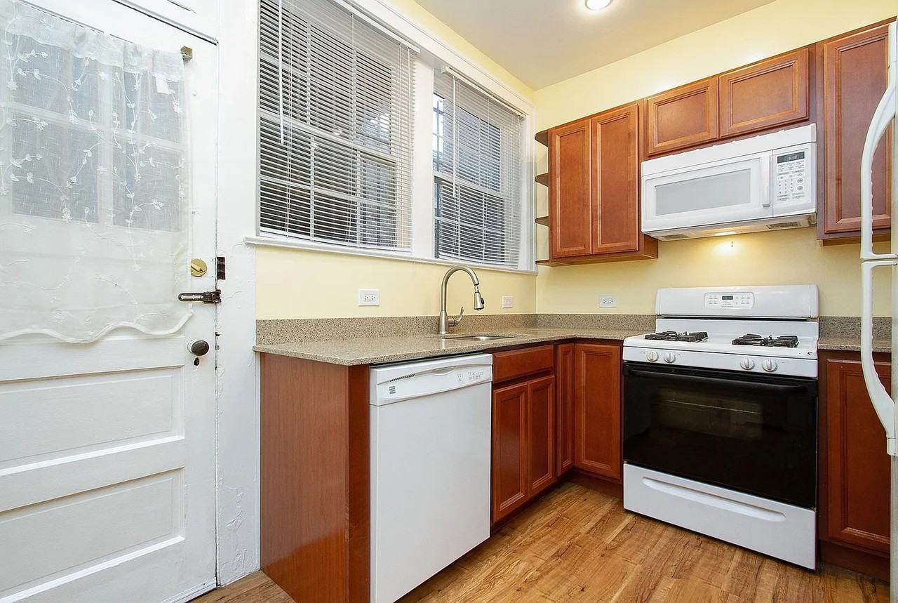 841 E 49th St #2W - Photo 3 of 10