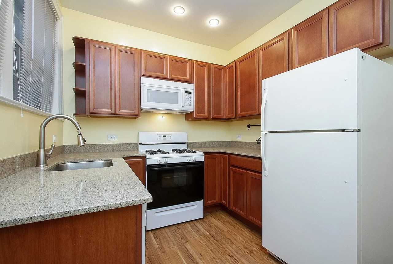 841 E 49th St #2W - Photo 4 of 10