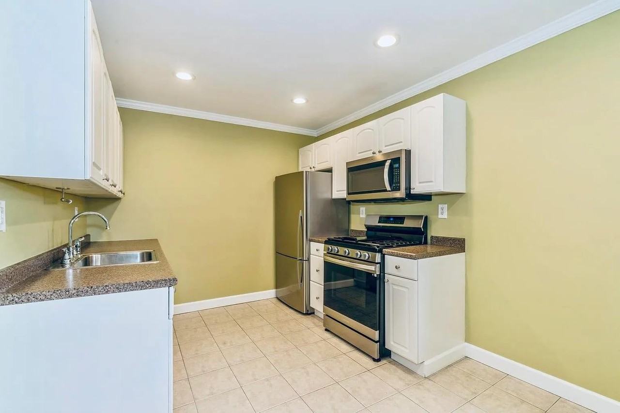 1011 Avenue C - Photo 7 of 20