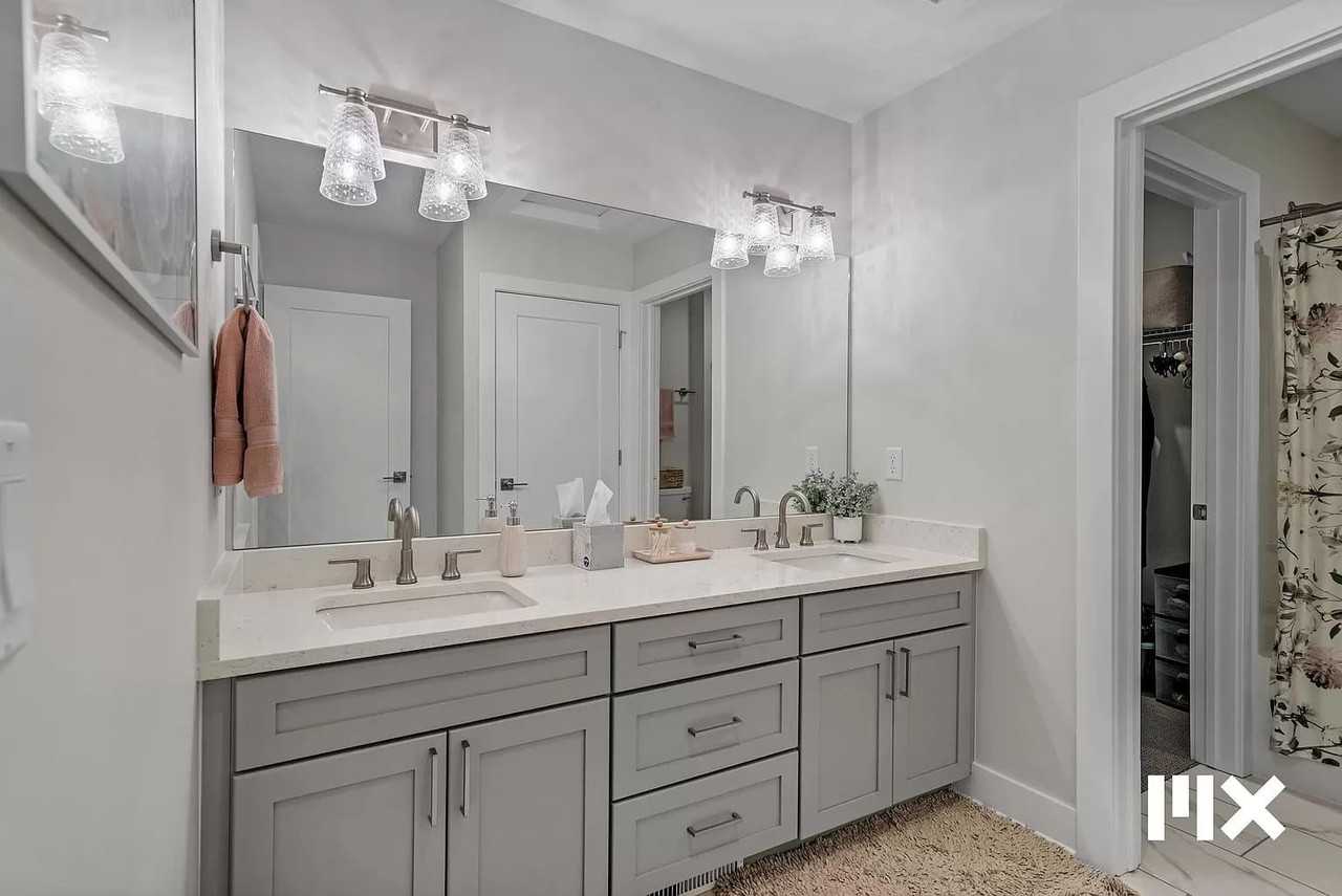 627 Fairview Ave Ne - Photo 3 of 19