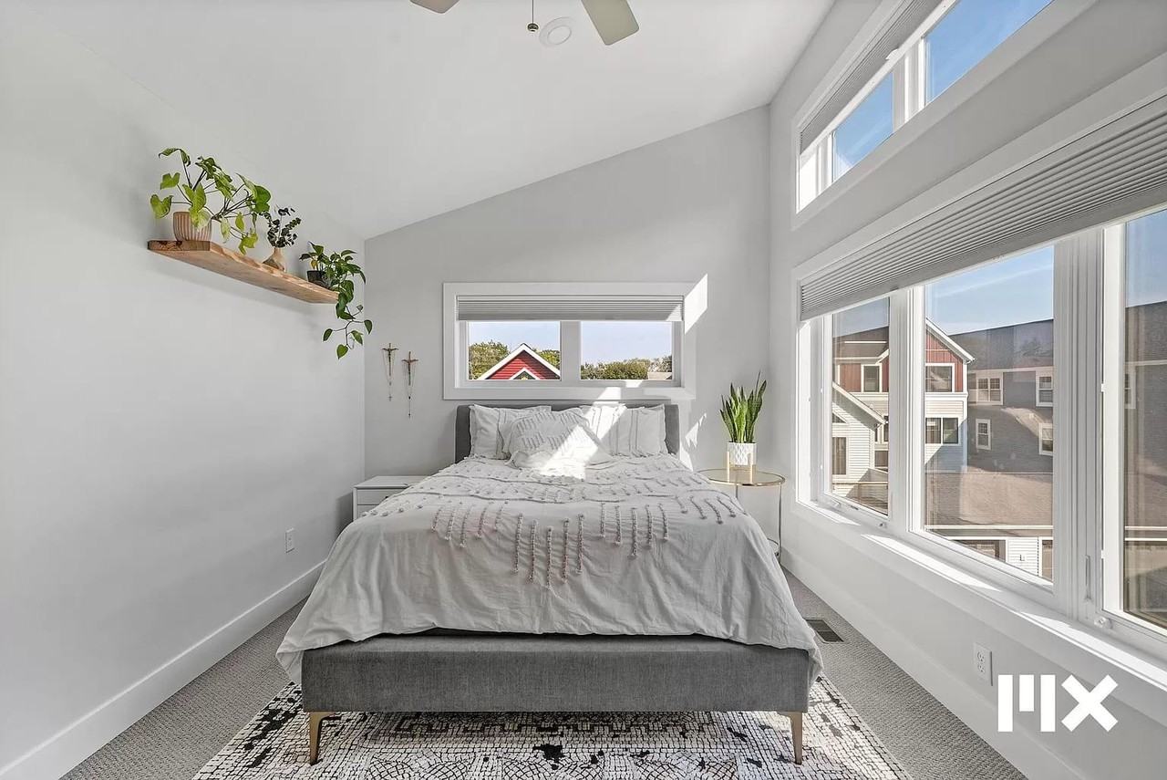 627 Fairview Ave Ne - Photo 4 of 19