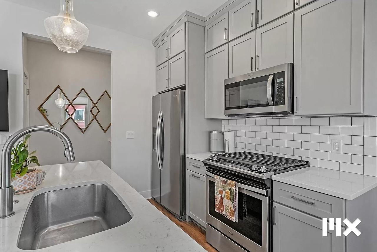 627 Fairview Ave Ne - Photo 5 of 19