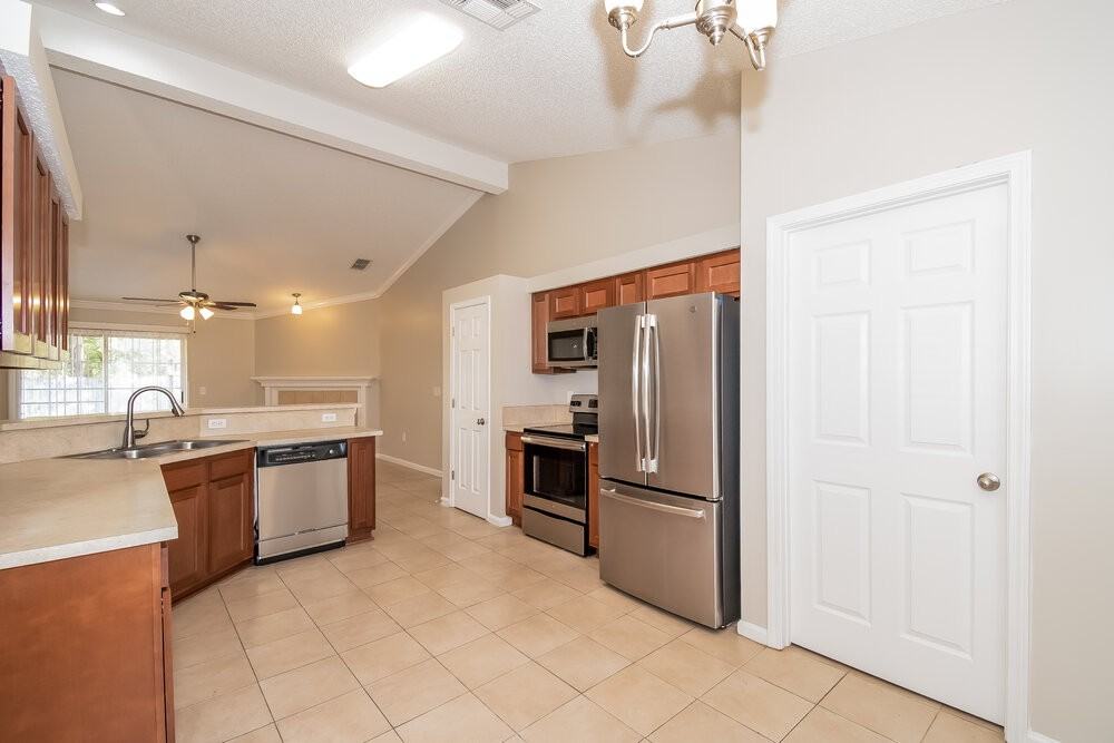 1748 Northglen Cir - Photo 7 of 15