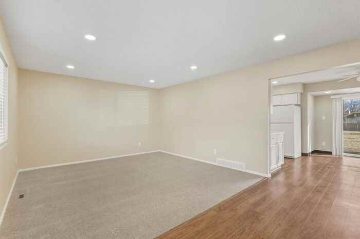 1549 Sanderson Ave - Photo 6 of 32