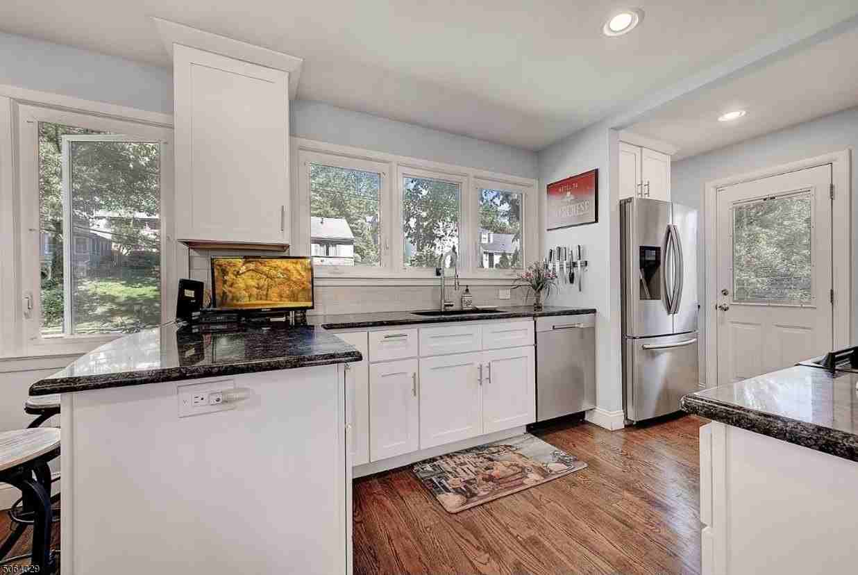 4 Undercliff Ter - Photo 4 of 22