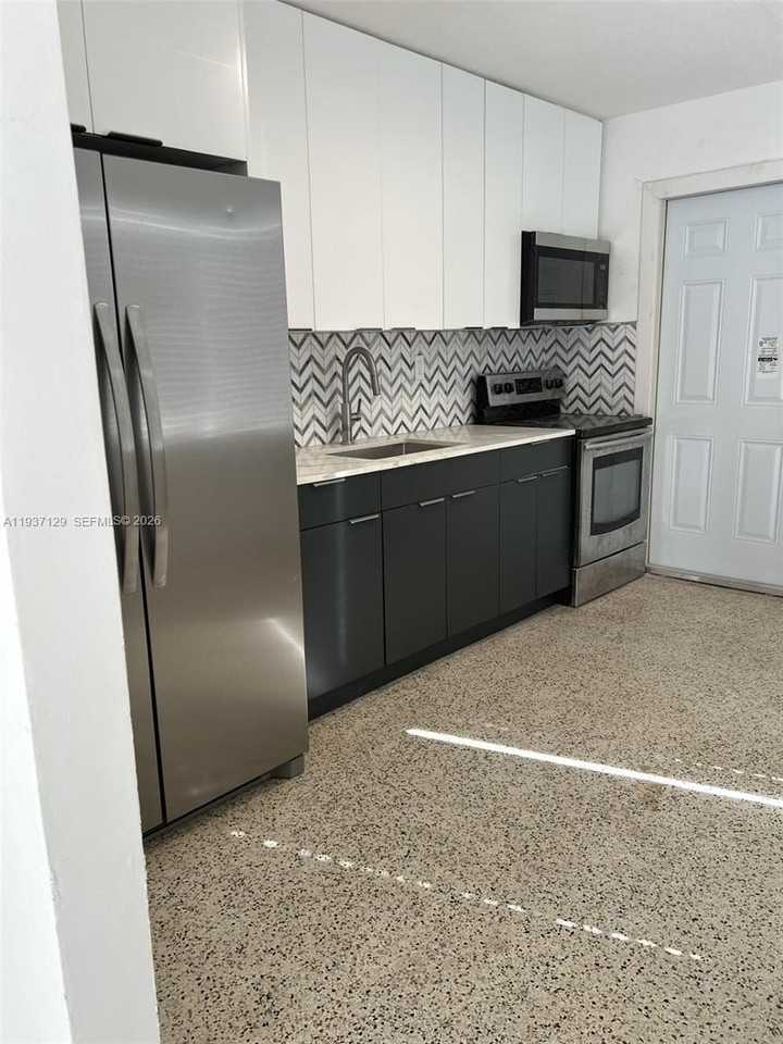 1023 Nw 33rd St #0 - Photo 3 of 13