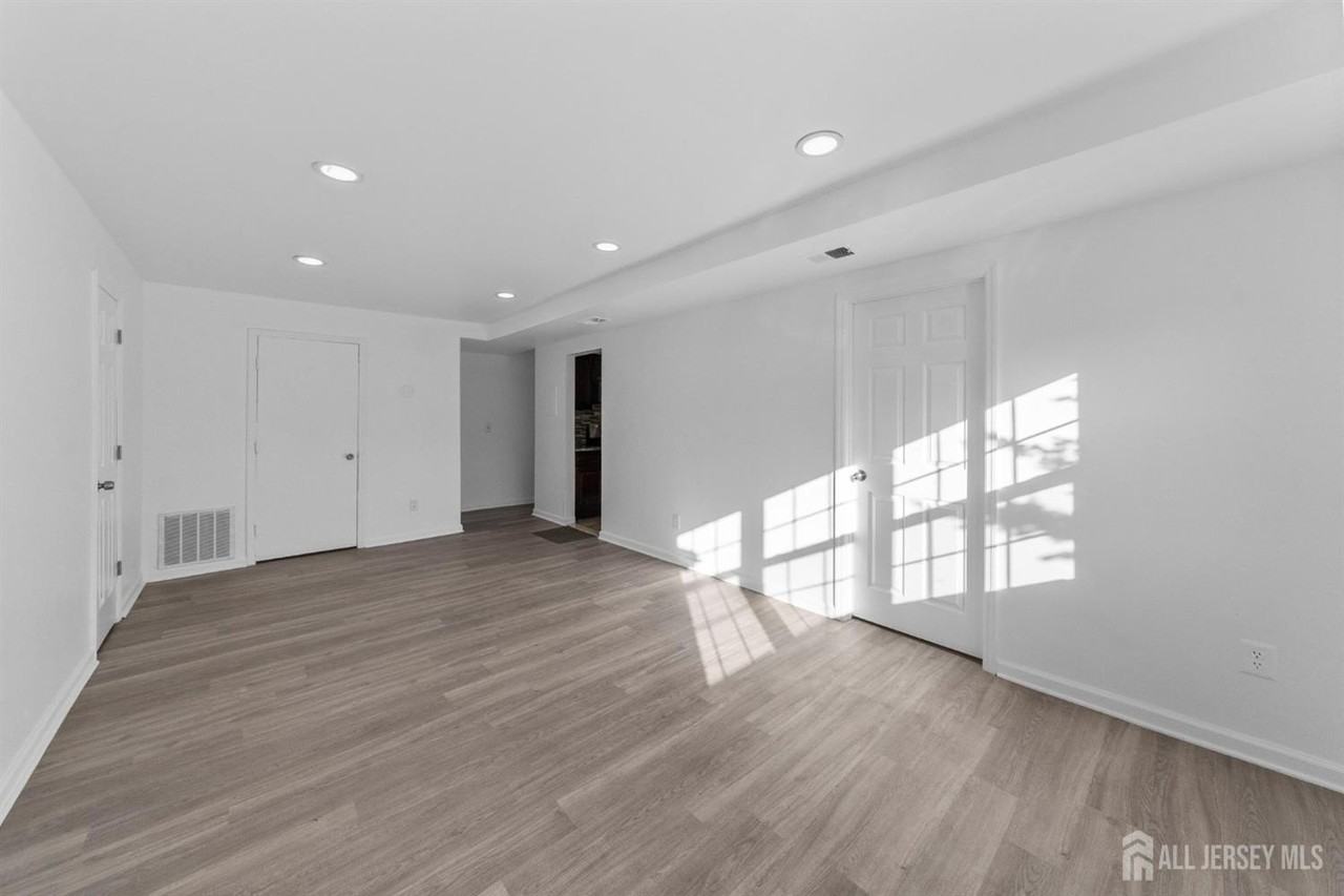 125 College Dr - Photo 2 of 9