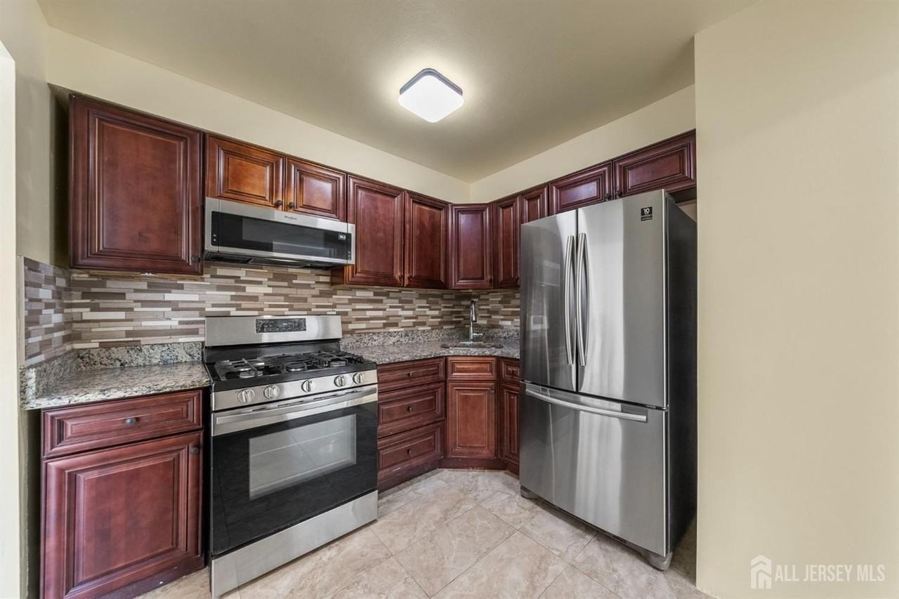 125 College Dr - Photo 3 of 9