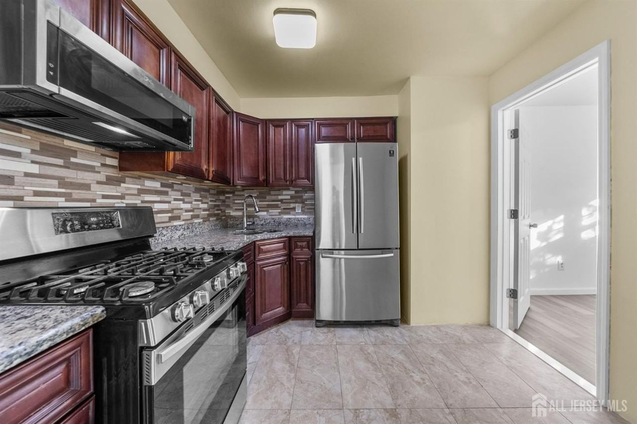 125 College Dr - Photo 4 of 9