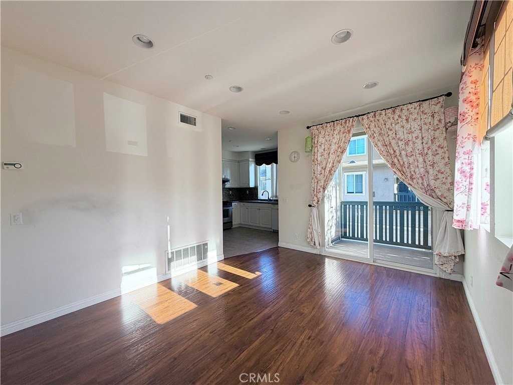 111 Liberty St - Photo 3 of 6