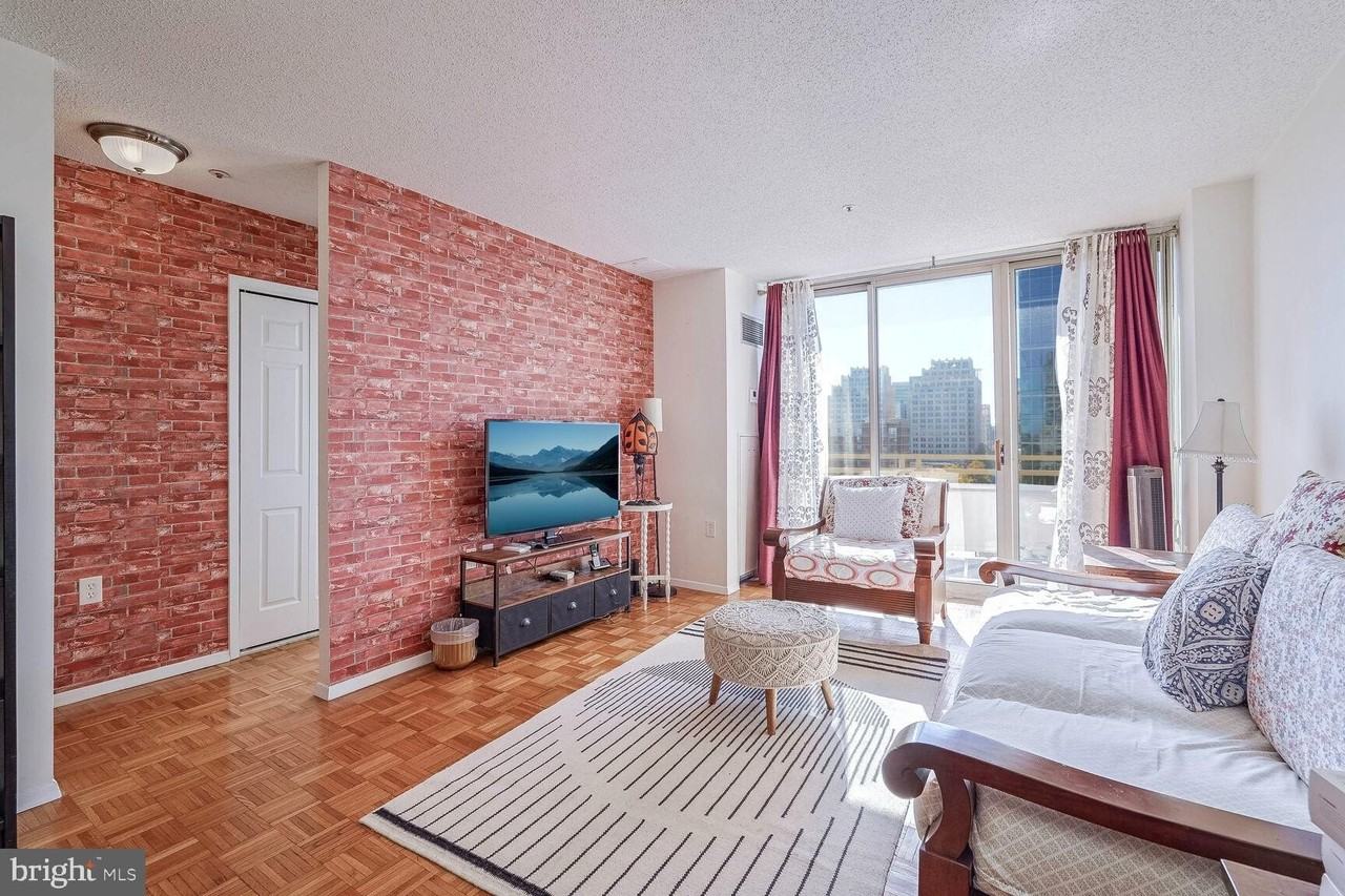 4801 Fairmont Ave Apt 904 #904 - Photo 3 of 15