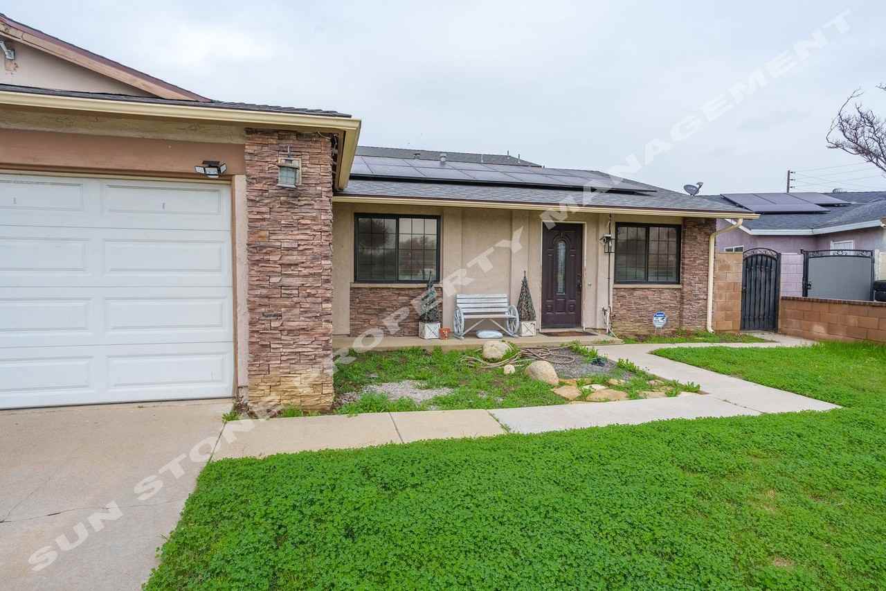 5052 Taft St - Photo 3 of 35