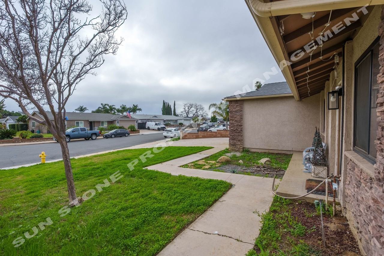 5052 Taft St - Photo 4 of 35