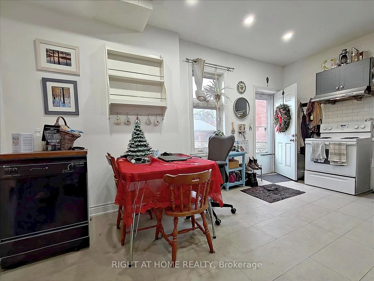 567 Ossington Avenue - Photo 6 of 22