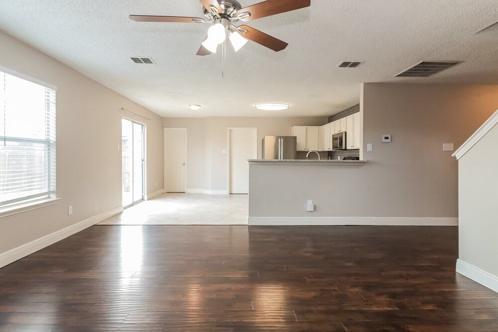 813 Post Oak Trl - Photo 6 of 17