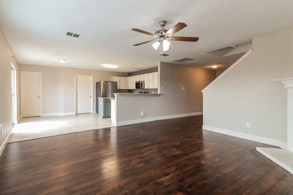813 Post Oak Trl - Photo 7 of 17
