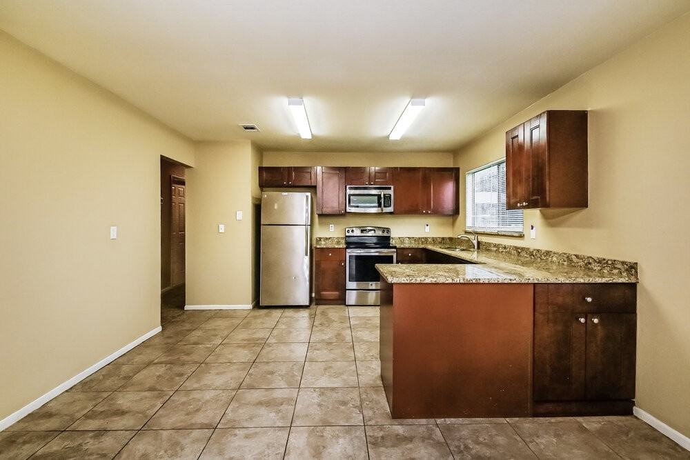 2396 Roxbury Cir - Photo 4 of 15