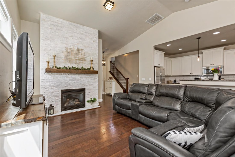 514 N Vandries Way - Photo 2 of 20