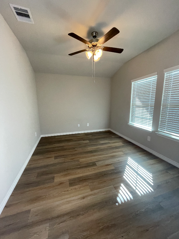 1700 Robinson Dr - Photo 6 of 34